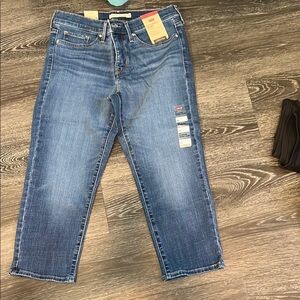 NWT Levi’s WOMEN’s 311 Shaping Skinny Capris